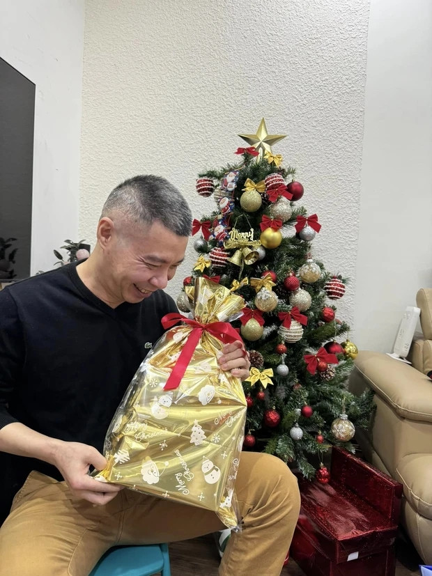 Trước đó, vào dịp Giáng sinh, vợ trẻ NSND Công Lý trang hoàng nhà cửa bằng một cây thông cao khoảng hơn 1 mét.