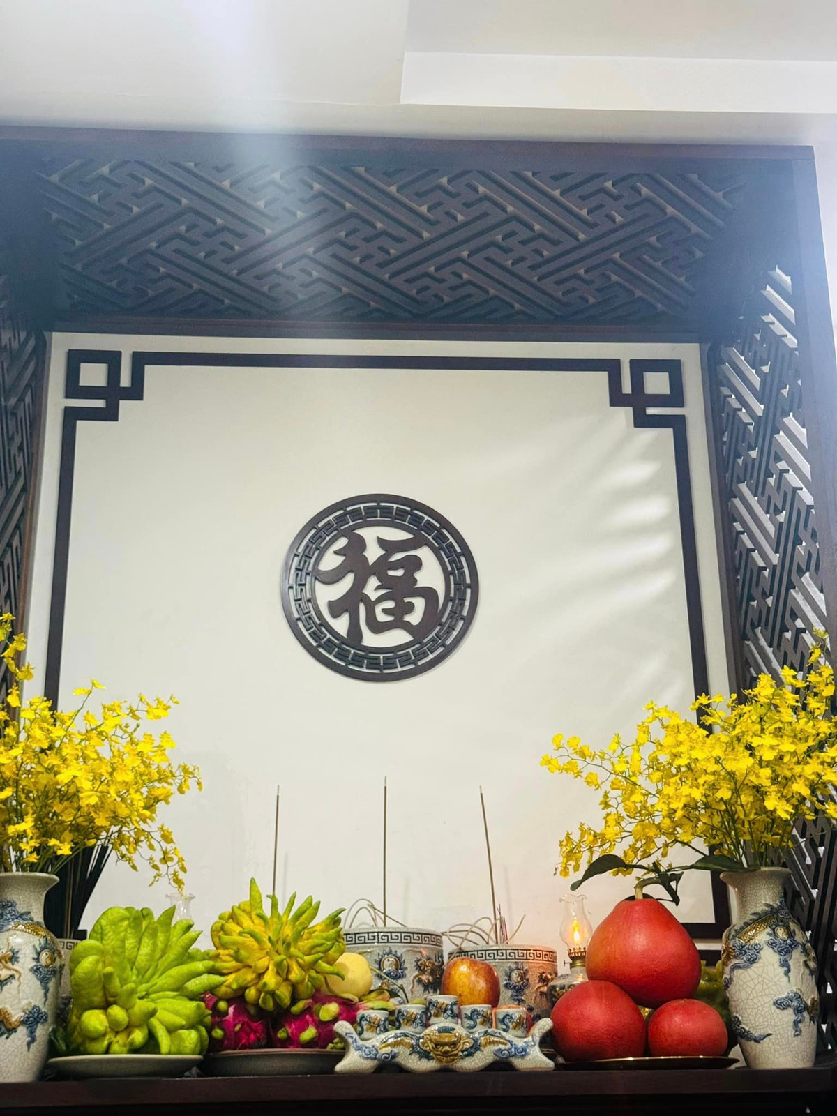 Không gian thờ cúng trang nghiêm.