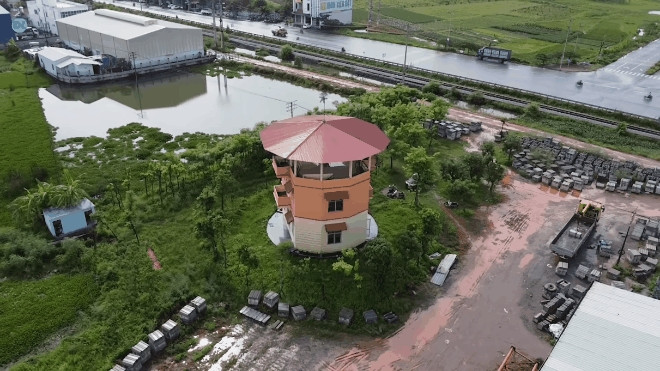 Năm 2012, ông Lượng bắt tay vào xây nhà. Ngôi nhà 3 tầng, rộng khoảng hơn 100m2, có thể xoay 360 độ, hoàn thành trong vòng 4 năm. Ảnh: Thanh nhiên Việt