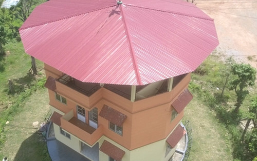 Chia sẻ về ngôi nhà xoay độc đáo, ông Lượng tự hào khẳng định: "Ngôi nhà có khả năng chống chọi thiên tai, không bị ảnh hưởng bởi động đất". Ảnh: VTV