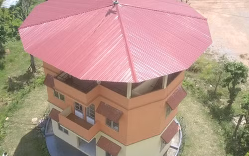 Chia sẻ về ngôi nhà xoay độc đáo, ông Lượng tự hào khẳng định: "Ngôi nhà có khả năng chống chọi thiên tai, không bị ảnh hưởng bởi động đất". Ảnh: VTV