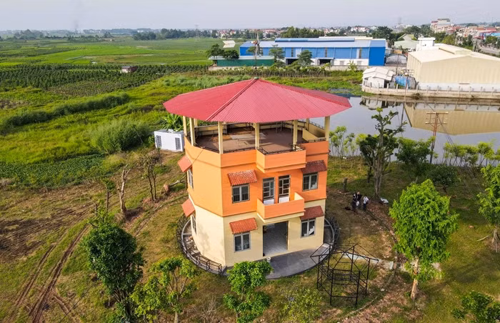 Câu chuyện ông Nguyễn Văn Lượng (SN 1957, ở TP. Bắc Giang) tự mày mò, nghiên cứu và xây dựng ngôi nhà tự xoay 360 độ độc đáo từng khiến dư luận xôn xao. Ảnh: Vietnamnet