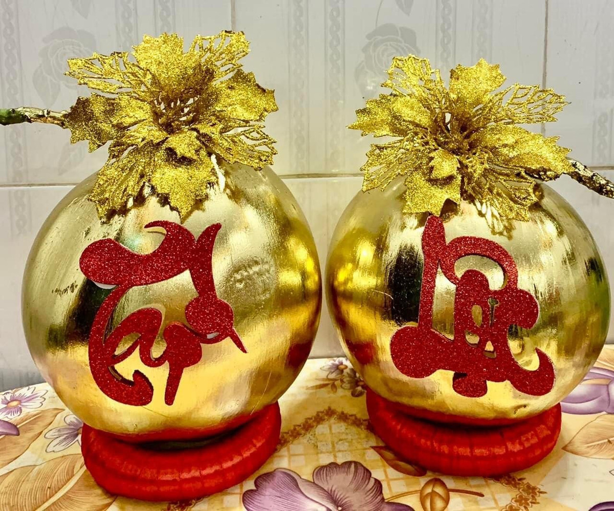 Ngoài dát vàng, những trái dừa còn được in chữ tài lộc và trang trí bắt mắt. Ảnh: Daidoanket