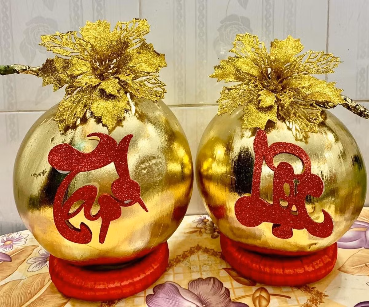 Ngoài dát vàng, những trái dừa còn được in chữ tài lộc và trang trí bắt mắt. Ảnh: Daidoanket