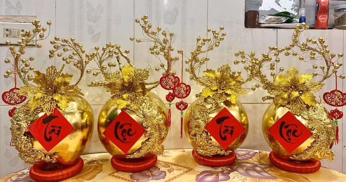 Dịp Tết Giáp Thìn 2024, những trái dừa dát vàng 18K được đông đảo khách hàng lựa chọn. Ảnh: Daidoanket