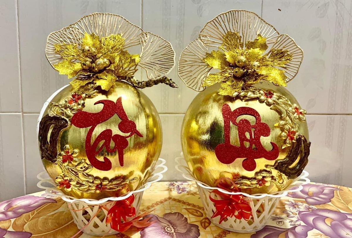 Mỗi trái dừa dát vàng có giá từ 150.000 - 400.000 đồng, phù hợp với nhu cầu của đông đảo người dân. Ảnh: Daidoanket