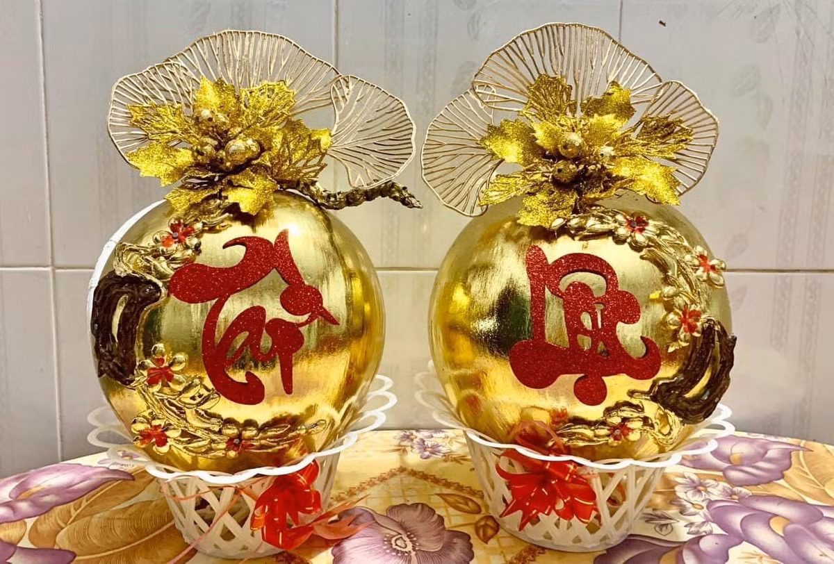 Mỗi trái dừa dát vàng có giá từ 150.000 - 400.000 đồng, phù hợp với nhu cầu của đông đảo người dân. Ảnh: Daidoanket