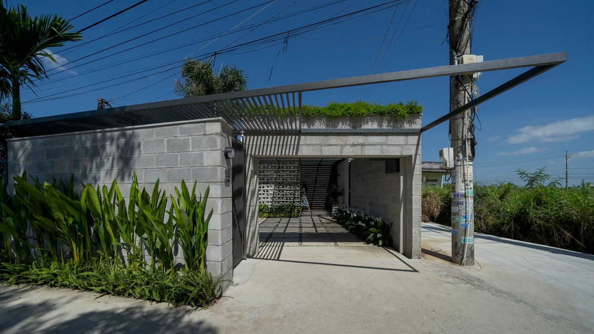 Với lợi thế mảnh đất rộng, dài, kiến trúc sư sử dụng 197m2 cho sàn, phần còn lại dùng làm sân vườn.