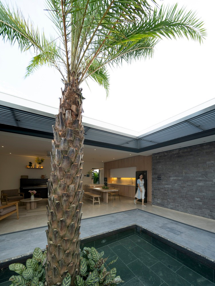 Theo yêu cầu của gia chủ, căn nhà phải thật thoáng mát, đón gió và ánh sáng mọi hướng. Ngoài ra, các không gian phải có yếu tố kết nối với môi trường xung quanh nhưng mỗi thành viên phải được đảm bảo sự riêng tư.