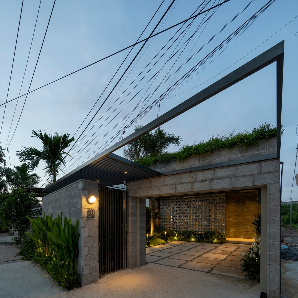 Do đó, kiến trúc sư tạo ra 3 sân: phía trước, ở giữa và phía sau của ngôi nhà. Sân trước dành cho sân vườn và bãi đậu xe.