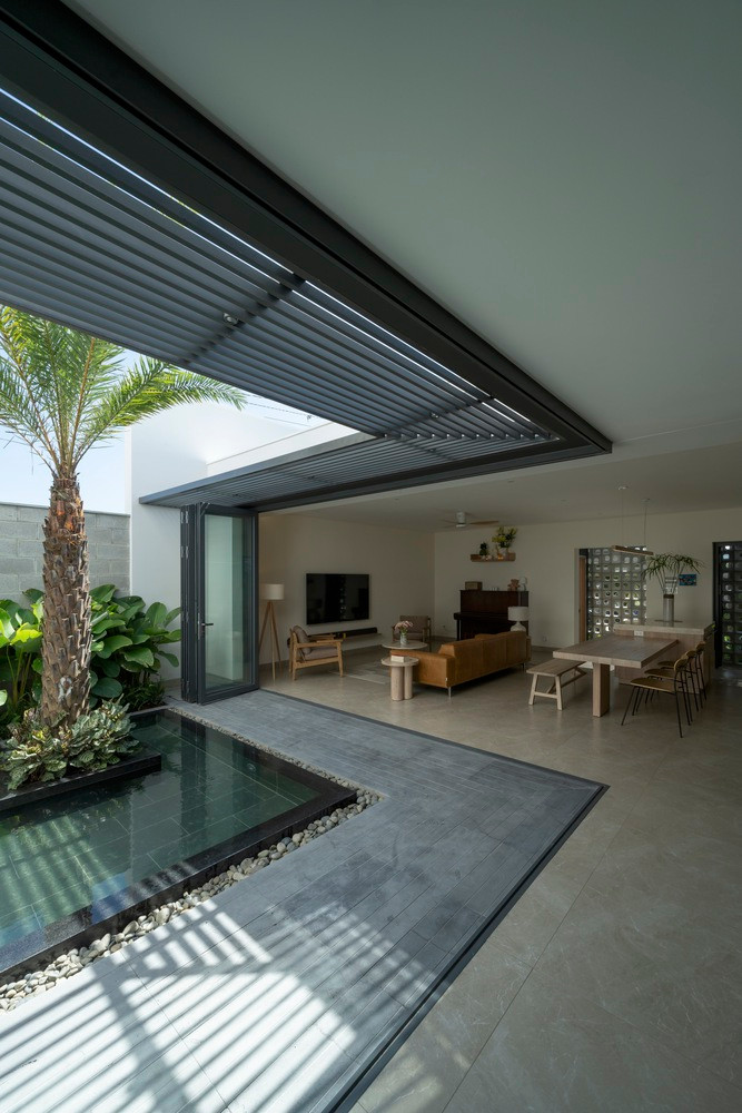 Giữa nhà sử dụng khoảng sân rộng để phân chia khu sinh hoạt chung và khu ngủ nghỉ.