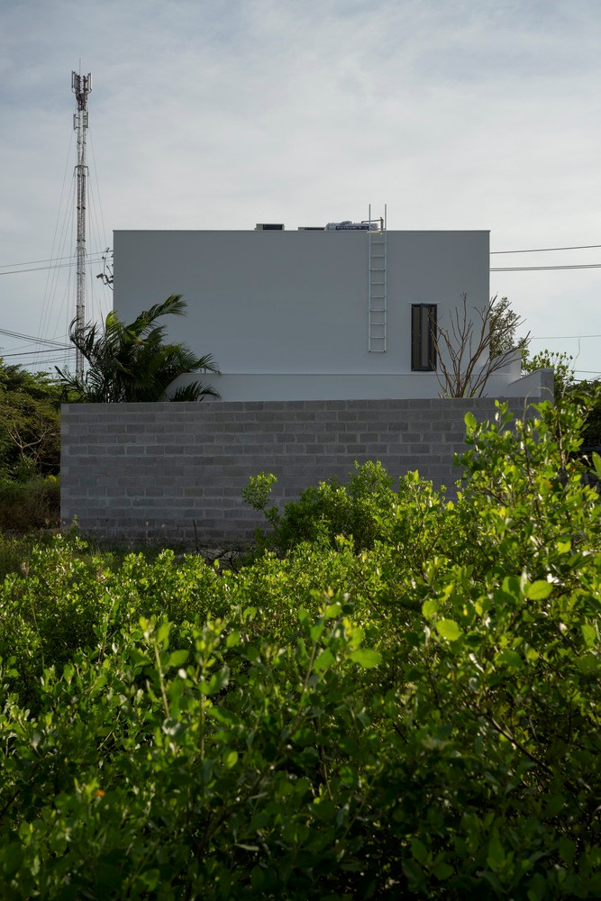 DanHouse là ngôi nhà vườn nằm ở ngoại ô thành phố biển Phan Thiết (Bình Thuận). Lô đất rộng 273m2 cách xa trung tâm giúp gia đình có thêm không gian sống và gắn kết với môi trường và các thành viên.