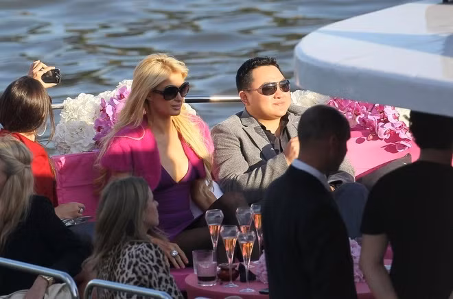 Để thế hiện đẳng cấp, Jho Low sẵn sàng vung tiền săn đuổi các mỹ nhân hàng đầu. Gã từng liên hệ với quản lý của Paris Hilton, thẳng thắn đề nghị trả tiền để mời cô tiểu thư nhà Hilton đi chơi với mình. Ảnh: DM