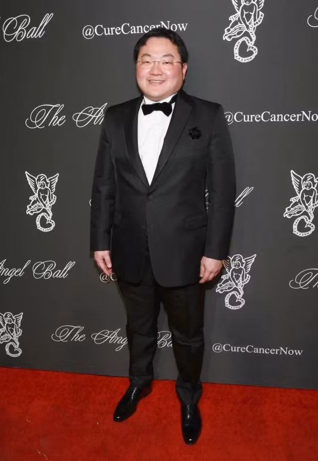 Tháng 8/2018, Jho Low bị cảnh sát Malaysia buộc tội vì biển thủ 4,5 tỷ USD (hơn 100.000 tỷ đồng) từ Quỹ phát triển 1Malaysia Development Berhad và dùng số tiền chiếm đoạt này để tiêu vào việc riêng. Ảnh: DM