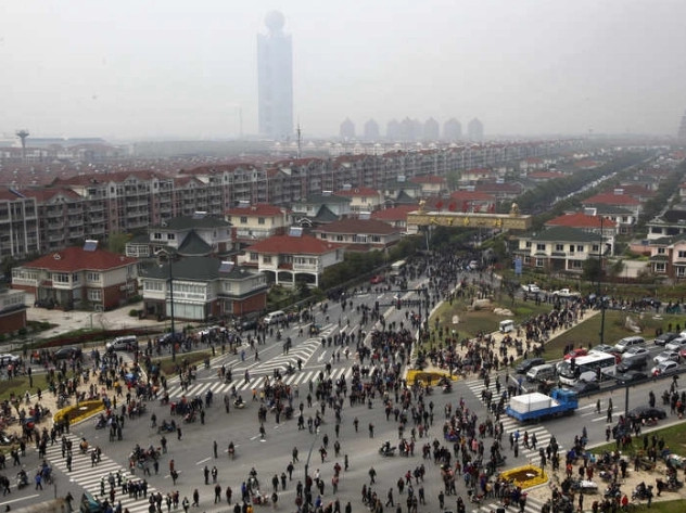 Đến ngôi làng này, du khách không khỏi ngỡ ngàng trước những dãy biệt thự san sát cũng siêu xe đỗ la liệt trên vỉa hè, lòng đường. Ảnh: Sohu