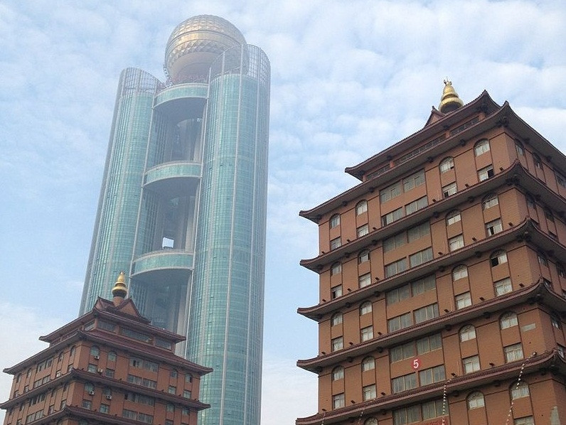 Một trong những công trình nổi bật ở làng Hoa Tây là Khách sạn Quốc tế 5 sao Longxi cao 74 tầng, chi phí xây dựng 470 triệu USD. Nó được xây dựng năm 2011 để kỷ niệm 50 năm thành lập ngôi làng. Ảnh: Sohu