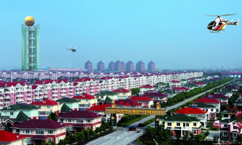 Người dân trong làng đều được hưởng những đặc quyền như sống trong biệt thự, sở hữu xe hơi sang trọng, được miễn phí y tế, giáo dục và thậm chí là dầu ăn. Tất nhiên, chỉ những người làng thực sự mới được hưởng chế độ này.