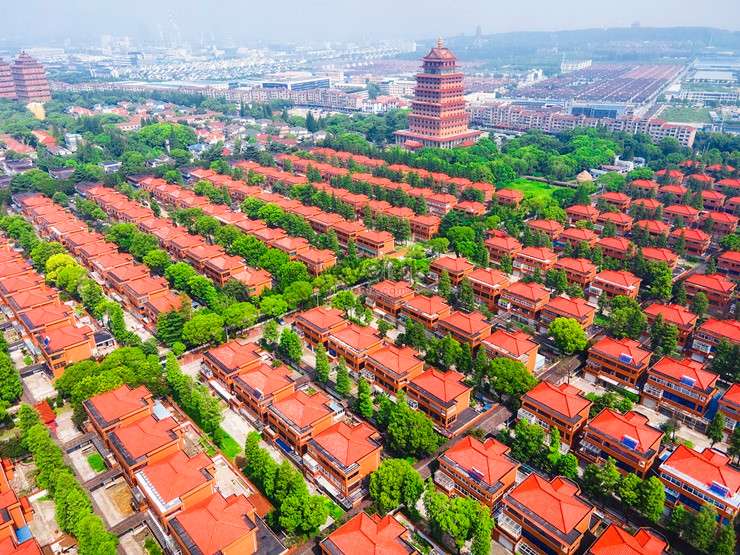 Năm 2013, thông tin về các công ty của làng đại gia này thua lỗ bắt đầu xuất hiện. Trong vòng 5 năm tính đến 2013, Tập đoàn Hoa Tây chìm trong khối nợ 40 tỷ nhân dân tệ. Ảnh: Sohu