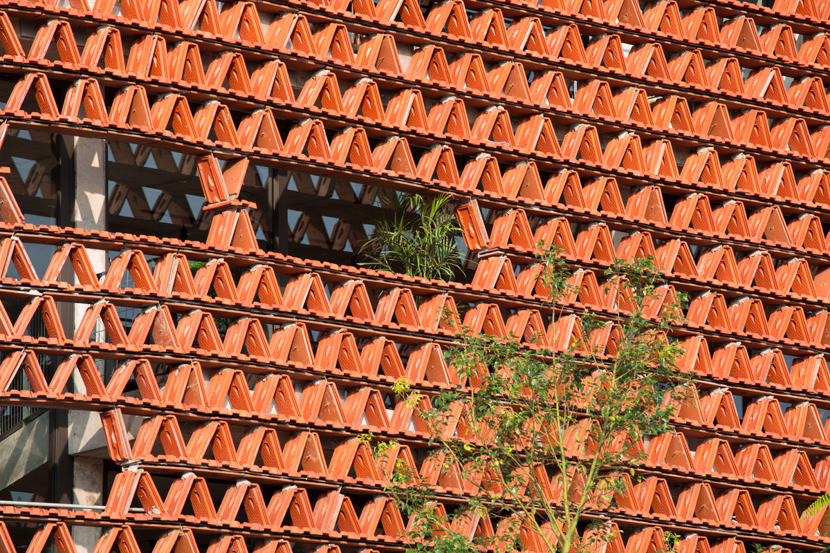 Các viên ngói được xoay nghiêng, xoay ngang tùy theo từng bức tường.