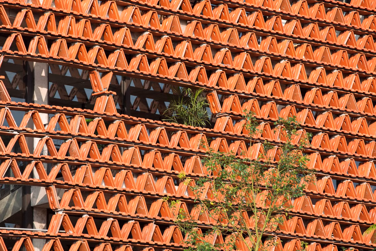 Các viên ngói được xoay nghiêng, xoay ngang tùy theo từng bức tường.