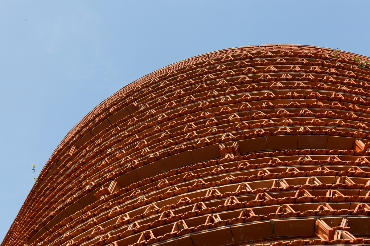 Ngói được dùng làm tường ngăn, tường bao, có sự hỗ trợ của thép và bê tông.