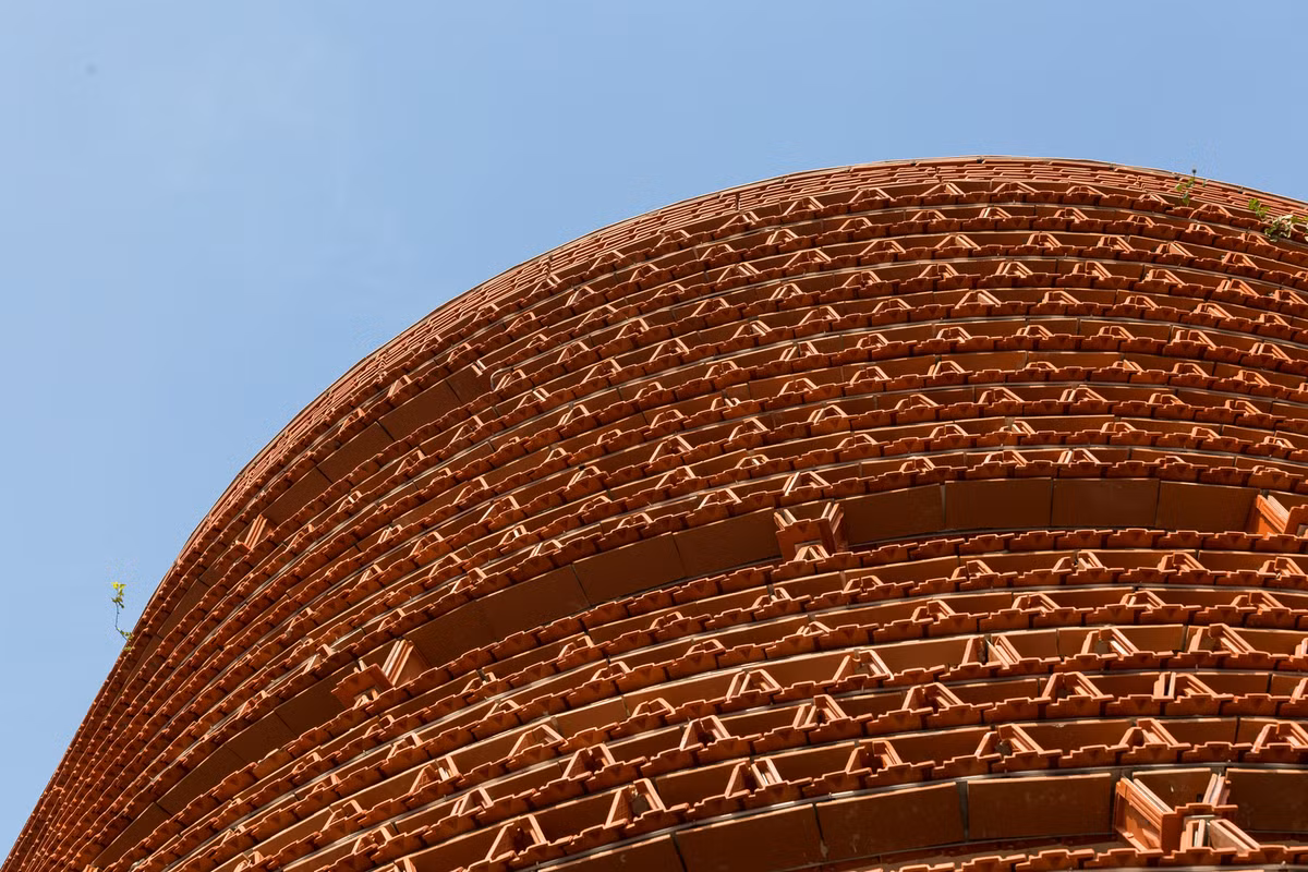 Ngói được dùng làm tường ngăn, tường bao, có sự hỗ trợ của thép và bê tông.