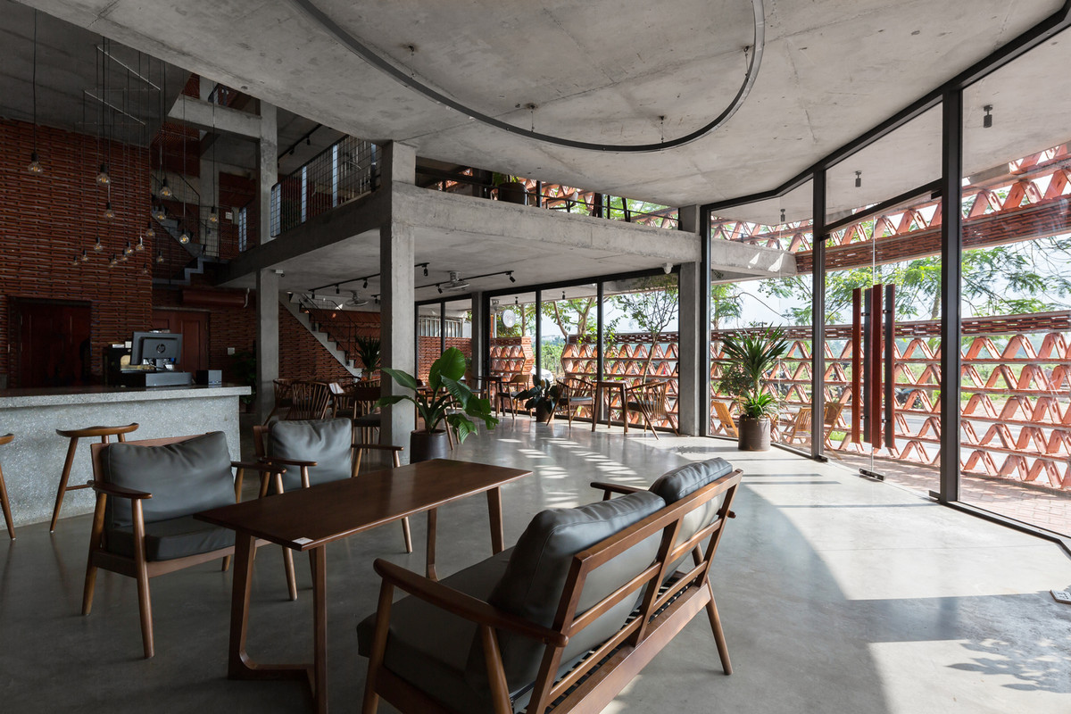 Tầng 1 và tầng thượng của công trình được sử dụng làm quán cà phê.