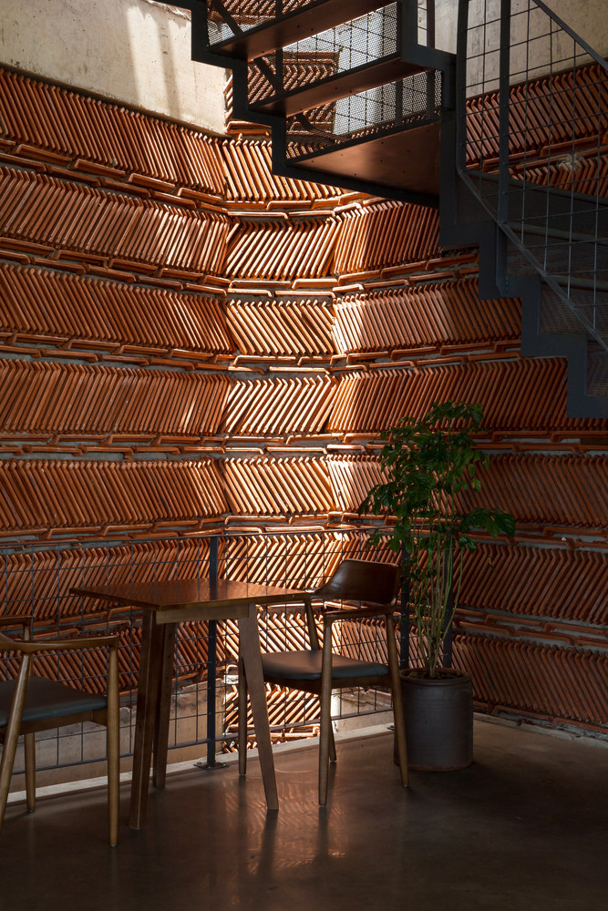 Từng viên gạch được biến tấu đa dạng, tạo nên cảm giác mới mẻ cho gia chủ.