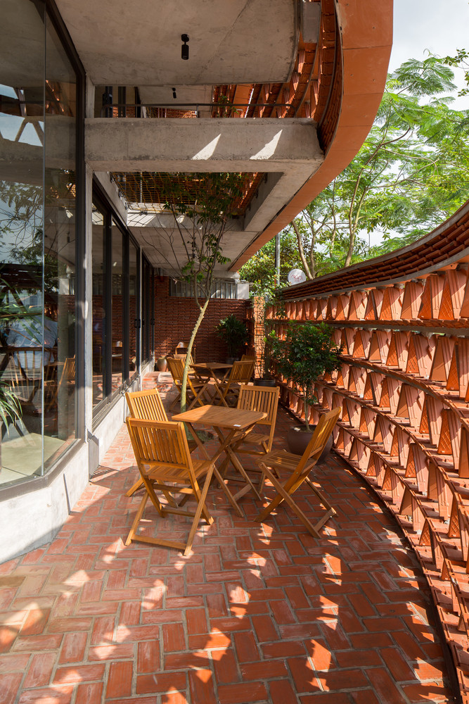 Phía trong lớp tường ngói là lớp kính. Hai lớp tường giúp căn nhà điều tiết khí hậu, bảo vệ nhà khỏi những tác động tiêu cực của thời tiết.