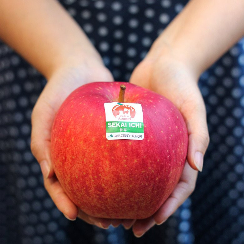 Sekai-Ichi cũng là một trong những loại táo có kích cỡ lớn nhất khi nặng gần 1kg/trái, chu vi từ 30 - 46 cm. Ảnh: Japantimes