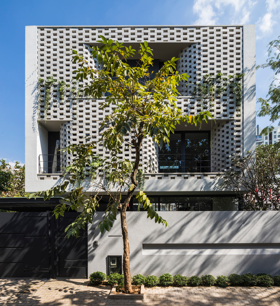 Nằm trong một khu đô thị ở TP HCM, ngôi nhà phải đối mặt với nhiều thách thức điển hình ở thành phố như tiếp giáp với nhà cao tầng xung quang, diện tích nhỏ và khả năng tiếp cận ánh sáng ban ngày cũng như thông gió tự nhiên bị hạn chế.