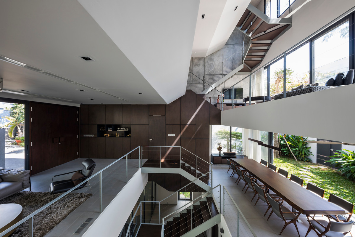 Cách bố trí tầng so le bên trong nhà tạo khung cảnh như trong một khách sạn.