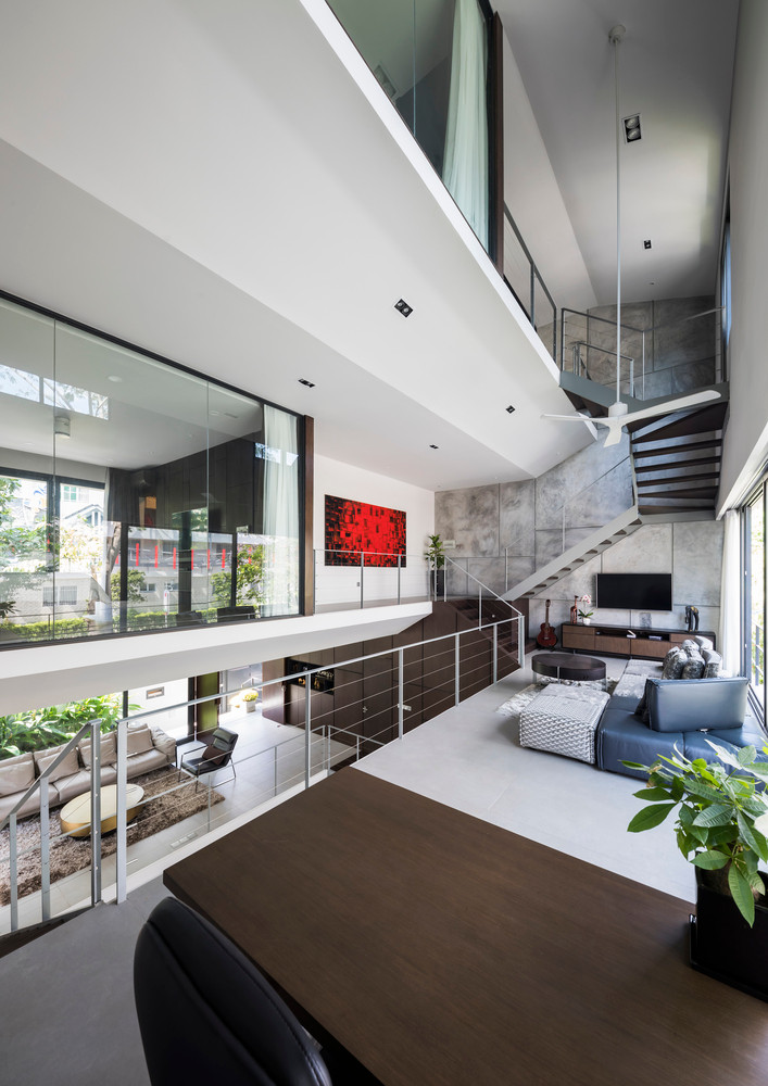 Ngoài kết nối không gian, giếng trời còn mang ánh sáng xuống tầng hầm. Nhờ đó, nhiệt độ ở các tầng dưới trở nên dễ chịu hơn. Nguồn ảnh: Hiroyuki Oki