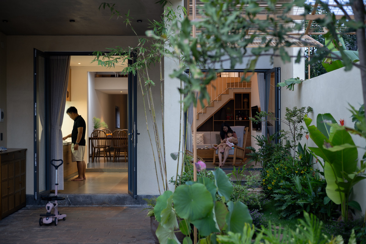 Không gian sinh hoạt chung gồm phòng khách và bếp ăn được đẩy về phía trước, tiệm cận với khu sân vườn. Ảnh: Quang Trần