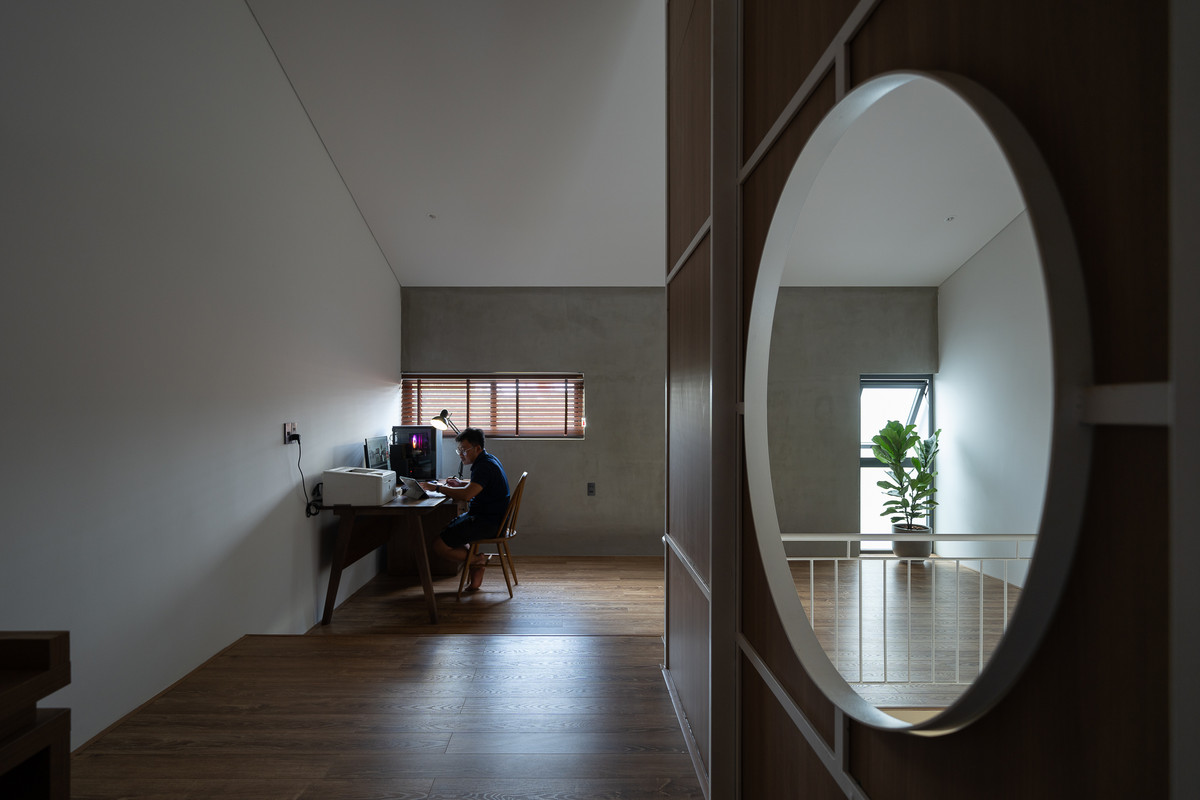Phòng làm việc tách biệt với khu động tạo sự riêng tư và tập trung cao độ cho gia chủ. Ảnh: Quang Trần