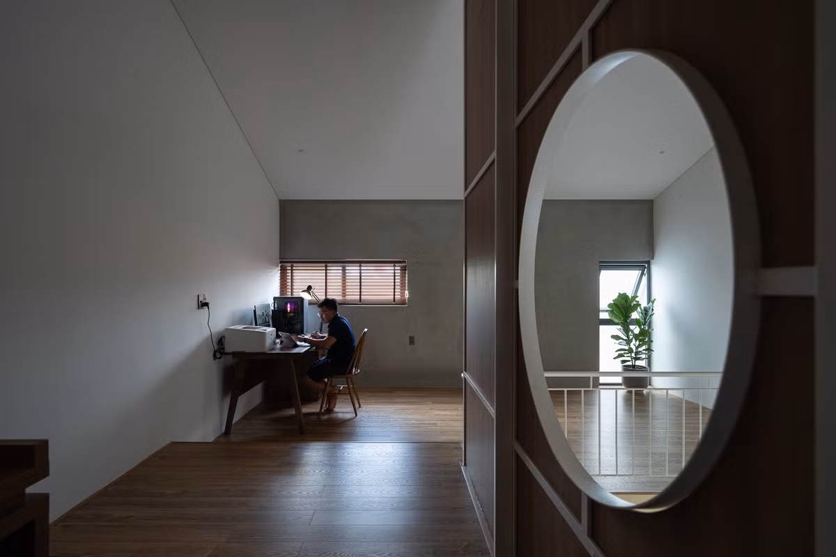 Phòng làm việc tách biệt với khu động tạo sự riêng tư và tập trung cao độ cho gia chủ. Ảnh: Quang Trần