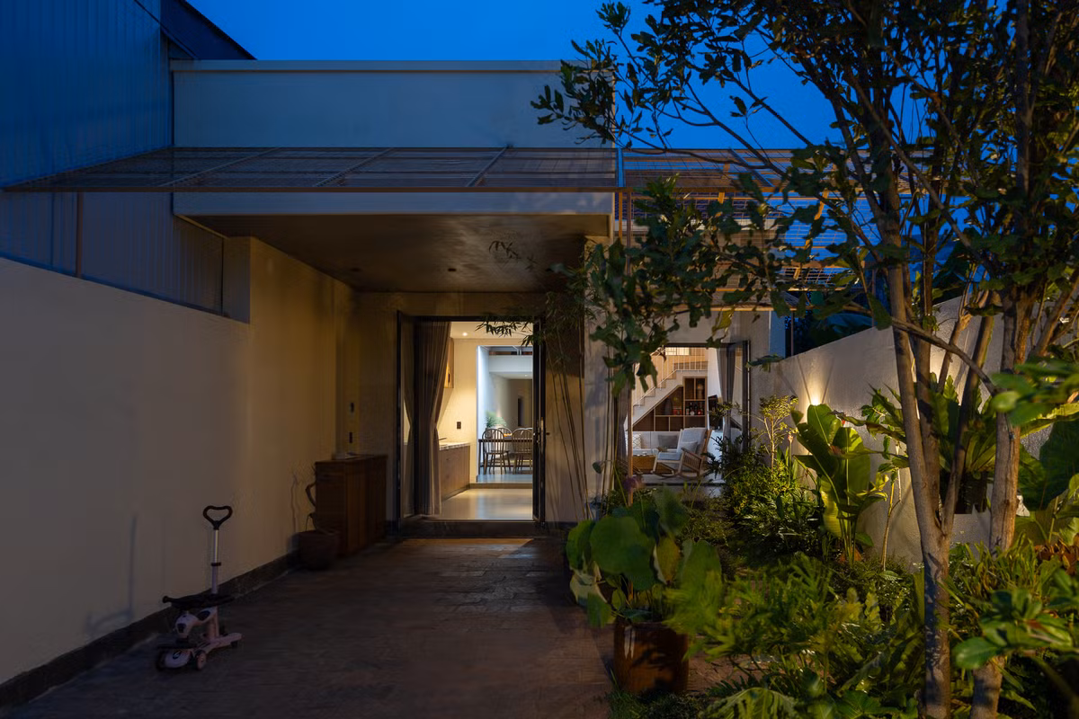 Nằm giữa thị trấn Đak Đoa, cách trung tâm Pleiku, tỉnh Gia Lai 15km, ngôi nhà được thiết kế dành cho gia đình trẻ gồm 2 vợ chồng và 1 con nhỏ. Ảnh: Quang Trần