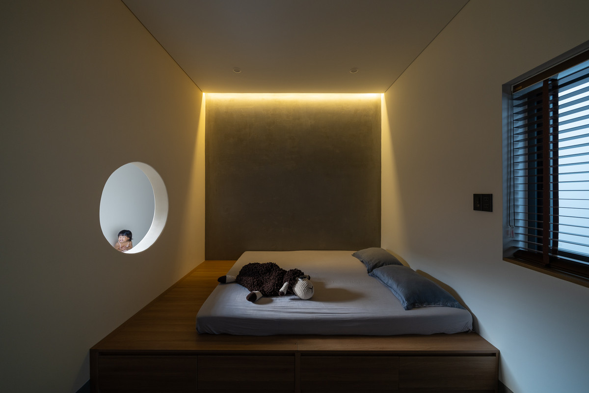 Không gian ngủ và khu phụ trợ được đẩy về phía sau vừa có sự riêng tư vừa tách được khu động và khu tĩnh. Ảnh: Quang Trần