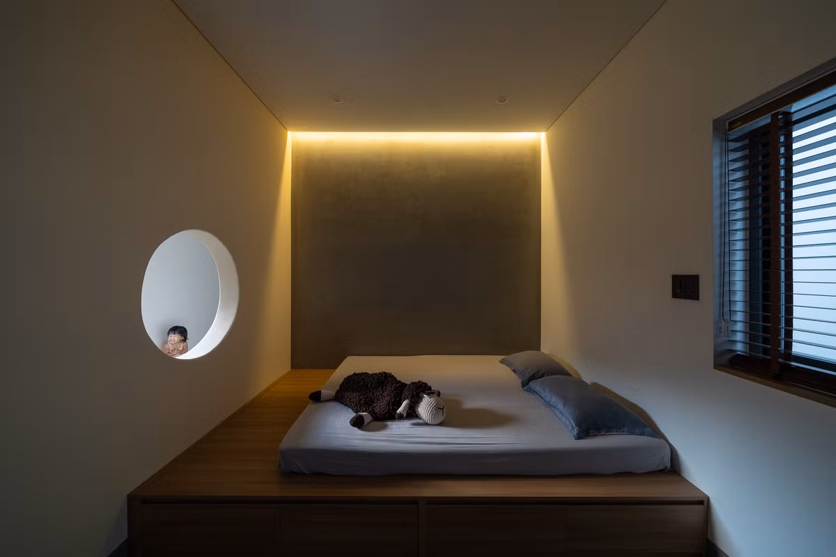 Không gian ngủ và khu phụ trợ được đẩy về phía sau vừa có sự riêng tư vừa tách được khu động và khu tĩnh. Ảnh: Quang Trần