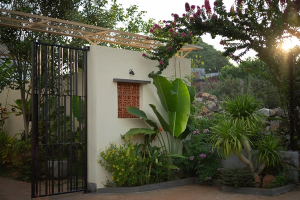 Bên ngoài cổng bố trí nhiều loại cây và hoa đẹp nên thơ. Ảnh: Quang Trần