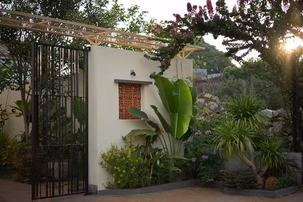 Bên ngoài cổng bố trí nhiều loại cây và hoa đẹp nên thơ. Ảnh: Quang Trần