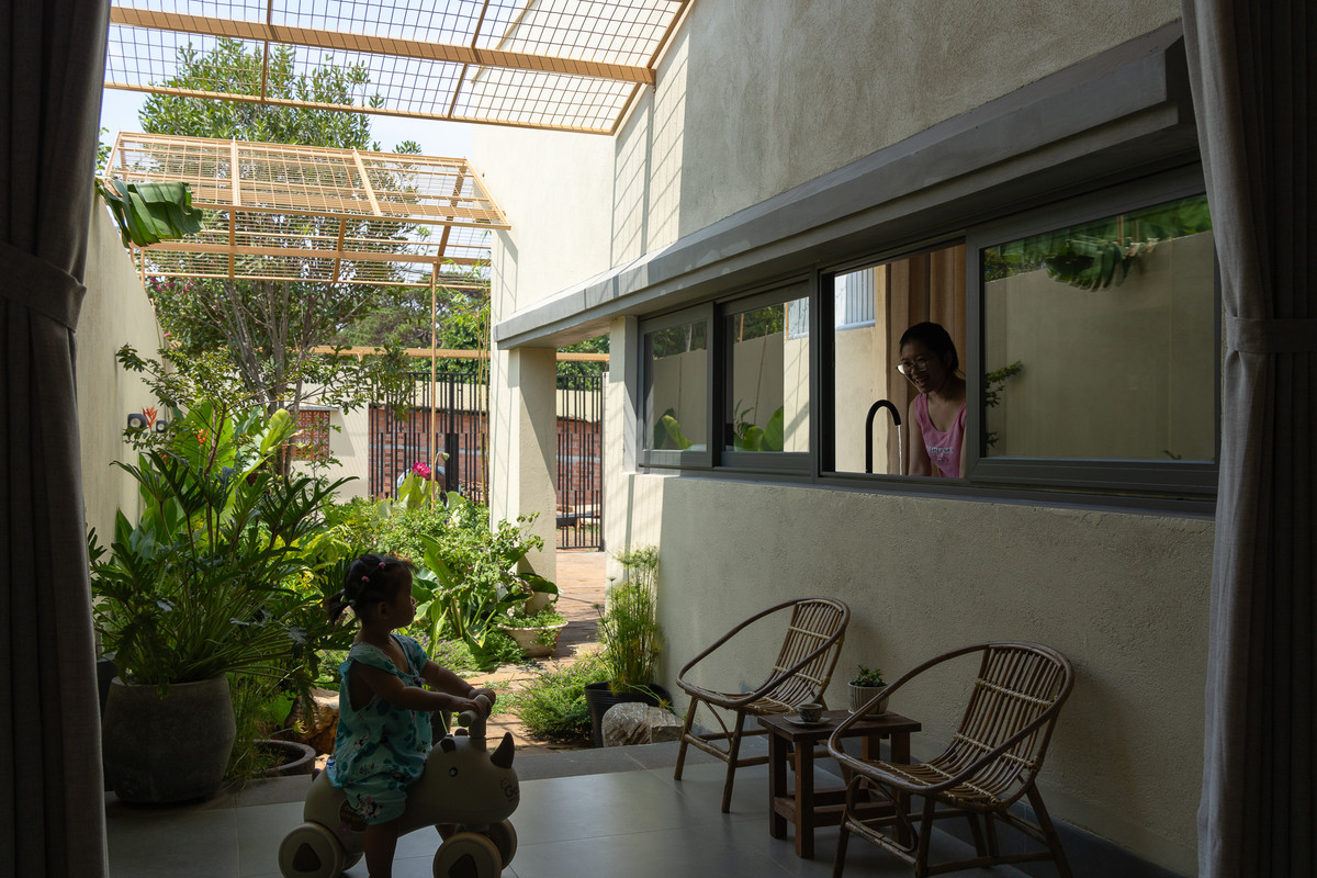 Với diện tích sử dụng gần 200m2, căn nhà thiết kế kết hợp hài hòa giữa cảnh quan sân vườn và không gian sinh hoạt của từng thành viên trong gia đình. Ảnh: Quang Trần