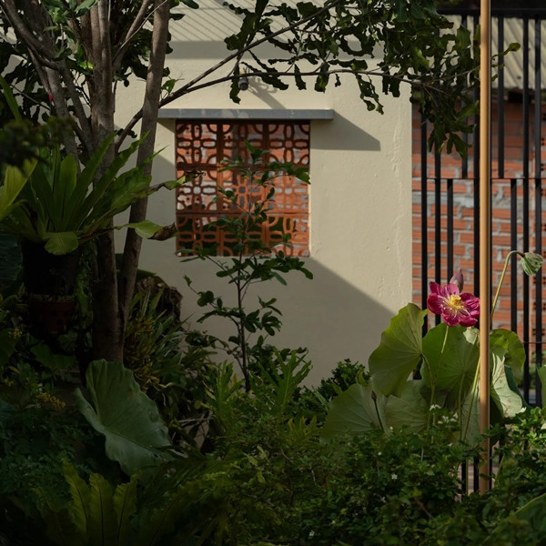 Không gian cây xanh được bố trí thành từng cụm như những khu vườn nhỏ vừa tạo được cảnh quan để thư giãn đồng thời đảm bảo được vấn đề thông gió và chiếu sáng tự nhiên. Ảnh: Quang Trần