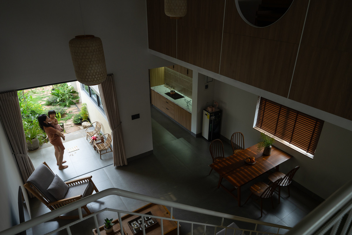 Theo yêu cầu sử dụng của gia chủ, nhà bếp vừa đủ rộng để sinh hoạt và tiếp khách, nấu ăn nhưng có thể quan sát được con cái. Ảnh: Quang Trần