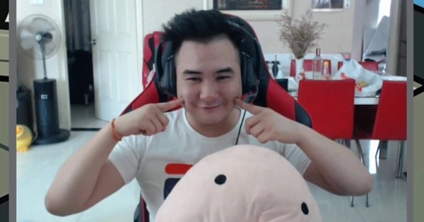 Sau khi du học tại Anh về, Xemesis tìm thấy đam mê khi chơi game cho người khác xem, gọi là streamer. Xemesis lấy được cảm tình của người xem nhờ cách nói chuyện "lơ lớ" nhưng có duyên và rất chân thật.