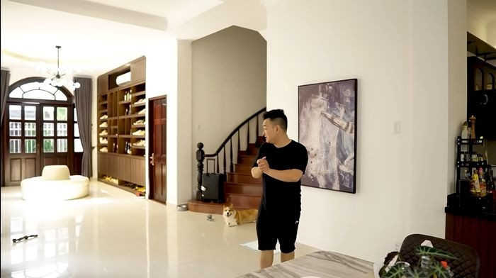 Biệt thự của Xemesis và Xoài Non thiết kế theo phong cách tối giản, không gian thoáng đãng, rộng rãi.