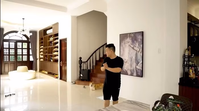 Biệt thự của Xemesis và Xoài Non thiết kế theo phong cách tối giản, không gian thoáng đãng, rộng rãi.