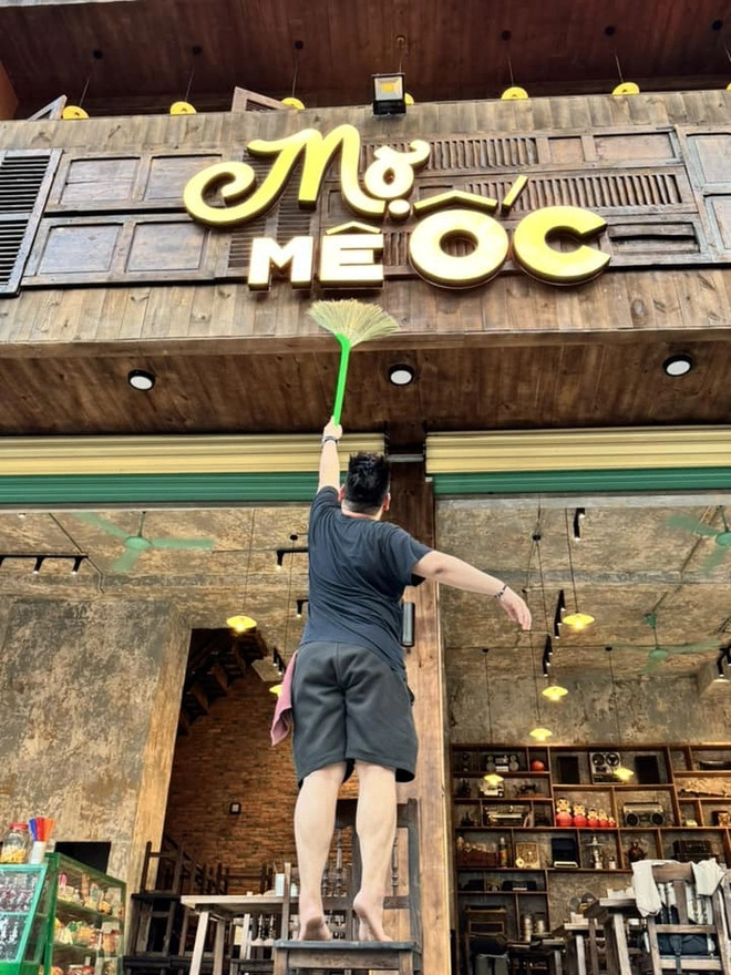 Sau khi rút khỏi thương hiệu Bơ Bán Bò, vợ chồng Xemesis - Xoài Non bất ngờ thông báo ra mắt thương hiệu quán ăn mới mang tên Mợ Mê Ốc. Nguồn ảnh: FBNV, chụp màn hình