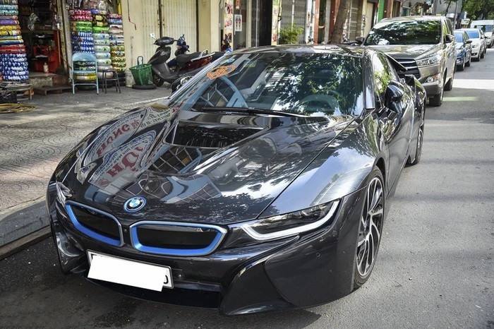 Ở thời điểm mới mua, BMW i8 có giá lăn bánh khoảng 7,5 tỷ đồng và từng được cho là hàng độc mà không phải ai mê xe cũng có thể sở hữu.