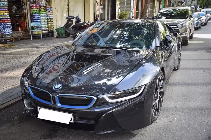 Ở thời điểm mới mua, BMW i8 có giá lăn bánh khoảng 7,5 tỷ đồng và từng được cho là hàng độc mà không phải ai mê xe cũng có thể sở hữu.